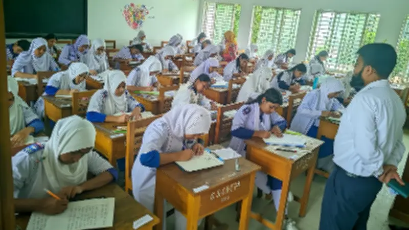 এসএসসি ও সমমানের পরীক্ষা শুরু: দেশজুড়ে শিক্ষার্থীদের মেধা যাচাই