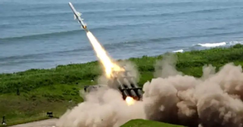 জাপানের ঐতিহাসিক সিদ্ধান্ত: মারাত্মক অস্ত্র রপ্তানির নিষেধাজ্ঞা তুলে নিল