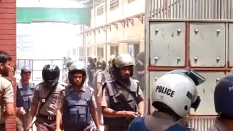 গাজীপুরে বিক্ষোভে সংঘর্ষে আহত ৩০, ইরানের তেলবাহী জাহাজ অবরোধ ভাঙল