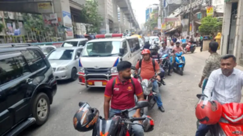 জ্বালানি তেলের দাম বাড়লেও লাইন কমেনি, রাজধানীর ফিলিং স্টেশনগুলোতে ভোগান্তি অব্যাহত