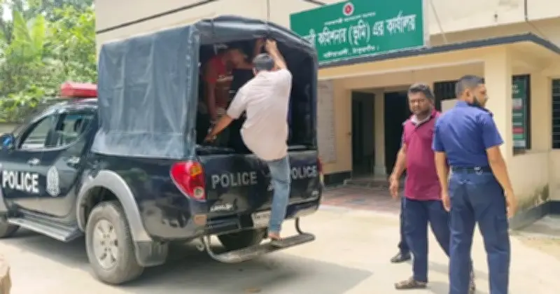 ঠাকুরগাঁওয়ে কালোবাজারে পেট্রোল বিক্রির চক্রের অভিযানে দুজন আটক, জরিমানা ৩০ হাজার টাকা