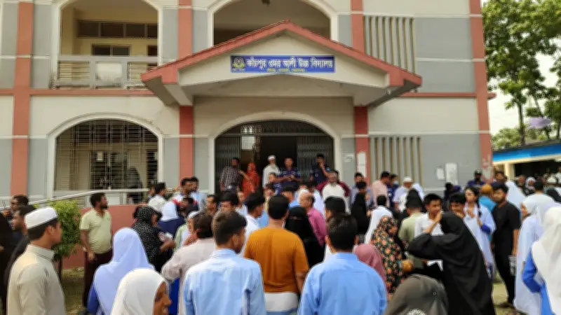 নারায়ণগঞ্জের সোনারগাঁয়ে এসএসসি পরীক্ষায় গত বছরের প্রশ্নপত্র বিতরণ, ক্ষুব্ধ অভিভাবকরা