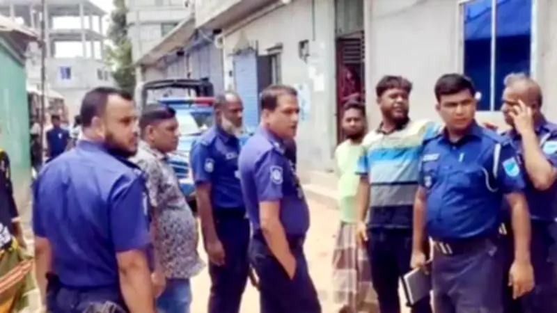 নওগাঁয় জমি বিরোধে ৪ হত্যা, বিএনপি-ছাত্রদল সংঘর্ষে ককটেল বিস্ফোরণ ও পুলিশ হামলা