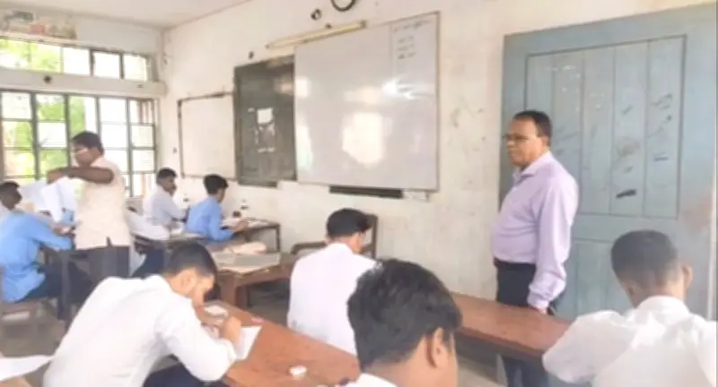 কুমিল্লার হোমনায় এসএসসি পরীক্ষার হলে সংসদ সদস্য সেলিম ভূঁইয়ার ফেসবুক লাইভ, শিক্ষামন্ত্রীর নির্দেশনা উপেক্ষা