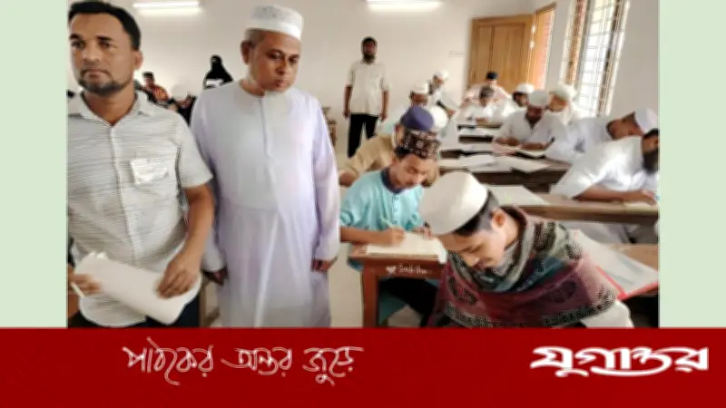 দুর্ঘটনায় ডান হাত হারিয়েও দাখিল পরীক্ষা দিচ্ছে মাদ্রাসাছাত্র রেজভী