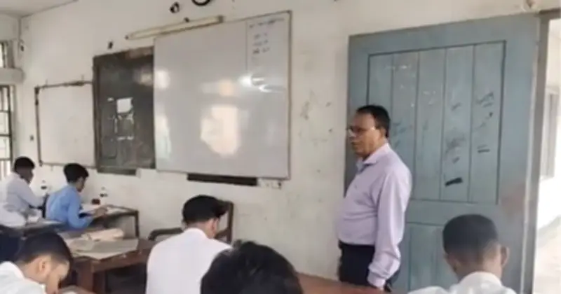 কুমিল্লায় এসএসসি পরীক্ষাকেন্দ্রে এমপির ফেসবুক লাইভ, শিক্ষামন্ত্রীর নির্দেশ লঙ্ঘনের অভিযোগ