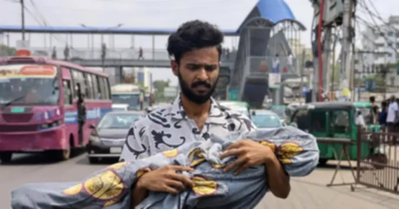 মহাখালীতে হামে মৃত শিশুর মরদেহ কোলে নিয়ে যুবকের হৃদয়বিদারক ছবি ভাইরাল