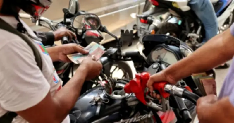 জ্বালানি সংকট নয়, আস্থার সংকট: বাংলাদেশের পেট্রোল পাম্পে গণদুর্ভোগের আসল কারণ