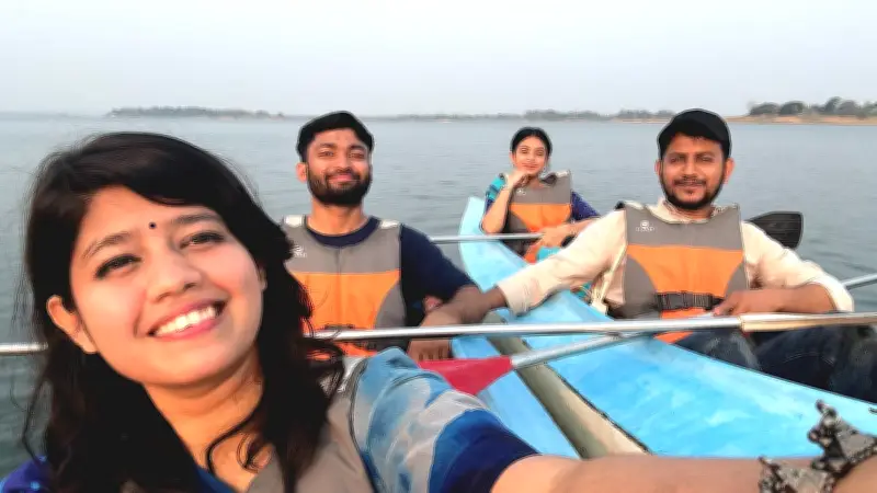 কাপ্তাই লেকে কায়াকিং: ভ্রমণসঙ্গী কম হলেও রোমাঞ্চের কমতি নেই