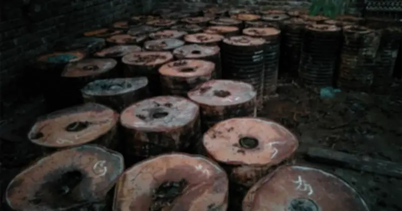 পিরোজপুরে ৭৫ ব্যারেল পরিত্যক্ত বিটুমিন উদ্ধার, মালিকানা নিয়ে জটিলতা