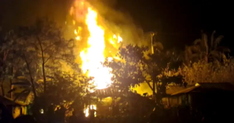 টেকনাফের জেলেপাড়ায় ভয়াবহ অগ্নিকাণ্ড: ১৮ বসতঘর পুড়ে ছাই, শিশুসহ আহত