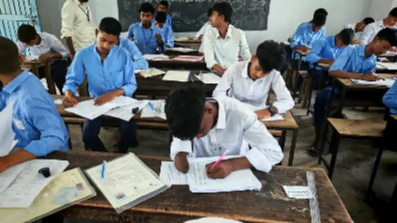 ডান হাত নেই, বাঁ হাতেই এসএসসি পরীক্ষা দিচ্ছে নাহিদ: দারিদ্র্য ও শোকের মাঝে সংগ্রাম