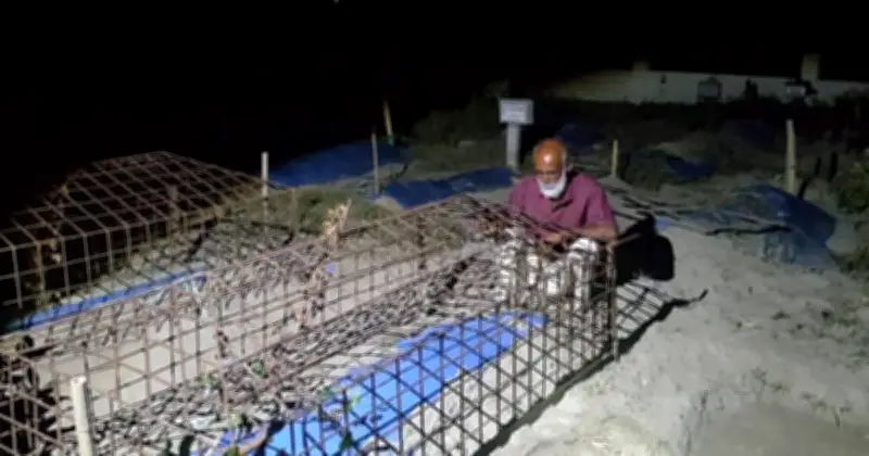 বজ্রপাতে সন্তান হারানো বৃদ্ধ বাবার রাতজাগা কবর পাহারা, ঋণ করে লোক রেখে চলছে দায়িত্ব