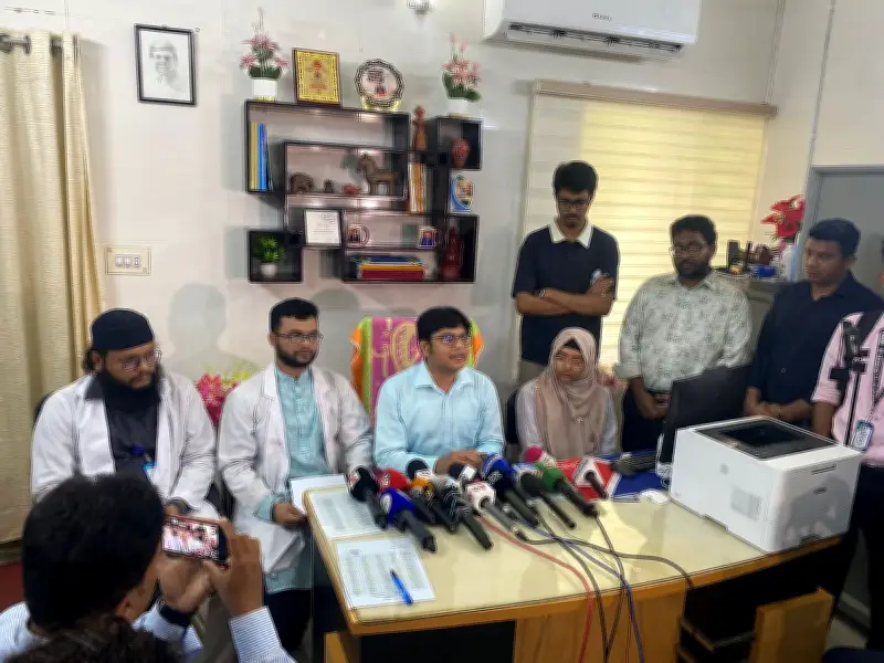 রাজশাহী মেডিকেলে ইন্টার্ন চিকিৎসকদের কর্মবিরতি প্রত্যাহার, নিরাপত্তা ও চিকিৎসক সংকটের দাবিতে সমঝোতা