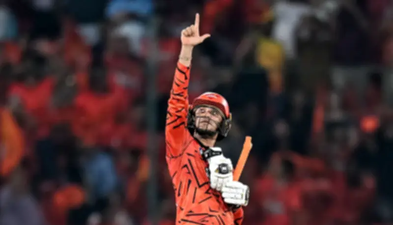 অভিষেক শর্মার সেঞ্চুরিতে আইপিএলে নতুন রেকর্ড, বাবার পরামর্শে জয়