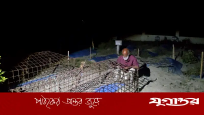 লাশ চুরির শঙ্কায় ছেলের কবর পাহারায় দিচ্ছেন বাবা, মুন্সীগঞ্জের টঙ্গীবাড়ীতে বজ্রপাতে নিহত যুবকের পরিবারের দুর্ভোগ