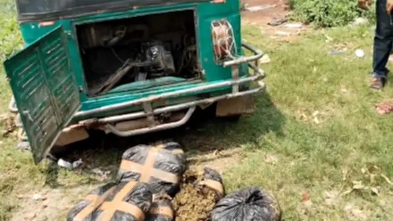 চলন্ত রিকশায় আগুন, নেভাতে গিয়ে মিলল ১০ বান্ডিল গাঁজা