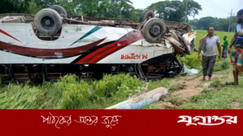 ময়মনসিংহে বাস উলটে ধানখেতে, আহত ১৫