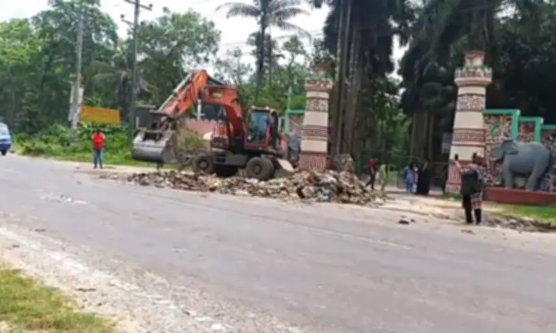 ভাওয়াল জাতীয় উদ্যানের ফটকের সামনে ফেলা বর্জ্য অপসারণ করল সিটি করপোরেশন