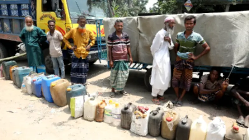 বগুড়ায় ডিজেল সংকট: ফিলিং স্টেশনে দীর্ঘ লাইনে কৃষকদের অপেক্ষা