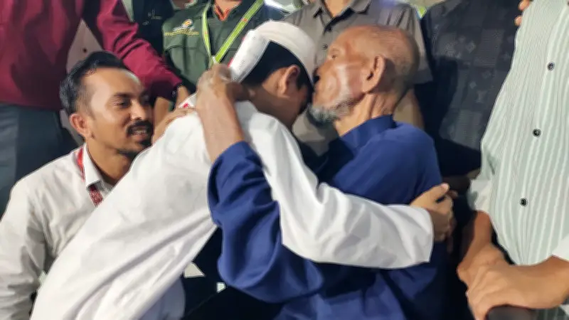 ৩০ বছর পর মালয়েশিয়া থেকে দেশে ফিরলেন শরীয়তপুরের আমির হোসেন