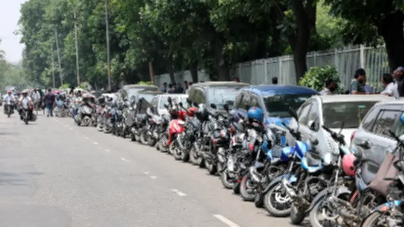 জ্বালানি তেলের দীর্ঘ লাইনে ভোগান্তি: রাজধানীর ফিলিং স্টেশনে ঘণ্টার পর ঘণ্টা অপেক্ষা