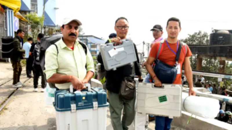 পশ্চিমবঙ্গে ভোটযুদ্ধের প্রস্তুতি: ইভিএম নিয়ে কর্মকর্তাদের যাত্রা, নিরাপত্তায় আধা সামরিক বাহিনীর ব্যাপক মোতায়েন