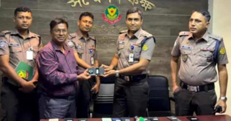 ডিএমপির তথ্যপ্রযুক্তি অভিযানে হারানো ৫১ মোবাইল ফোন ফিরে পেলেন মালিকরা