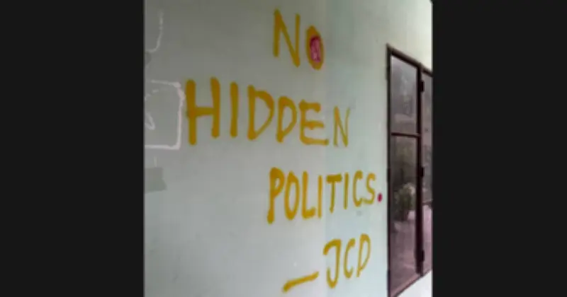 ঢাবি ক্যাম্পাসে জেএসডি'র দেয়াল লিখন কর্মসূচি, চট্টগ্রাম কলেজ সংঘর্ষের প্রতিবাদ