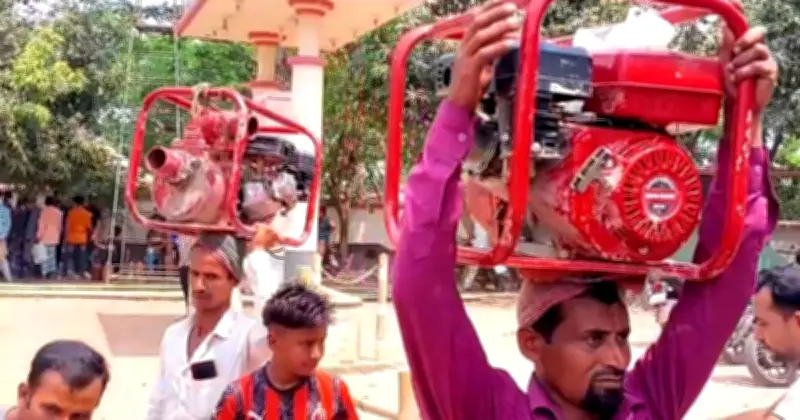 শরীয়তপুরে কৃষকের বিড়ম্বনা: সেচের ইঞ্জিন মাথায় করে তেল নিতে ফিলিং স্টেশনে