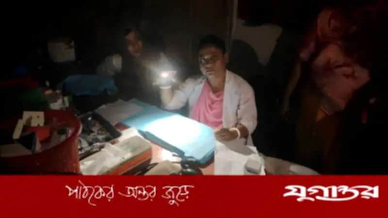 লালমোহন হাসপাতালে বিদ্যুৎ সংকট: মোবাইলের আলোয় চিকিৎসাসেবা, রোগীদের দুর্ভোগ