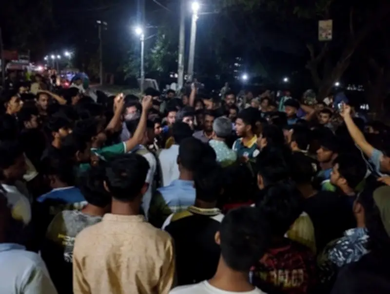 জাহাঙ্গীরনগর বিশ্ববিদ্যালয়ে খাবারে মাছি নিয়ে সংঘাত, দোকান বন্ধে উত্তেজনা