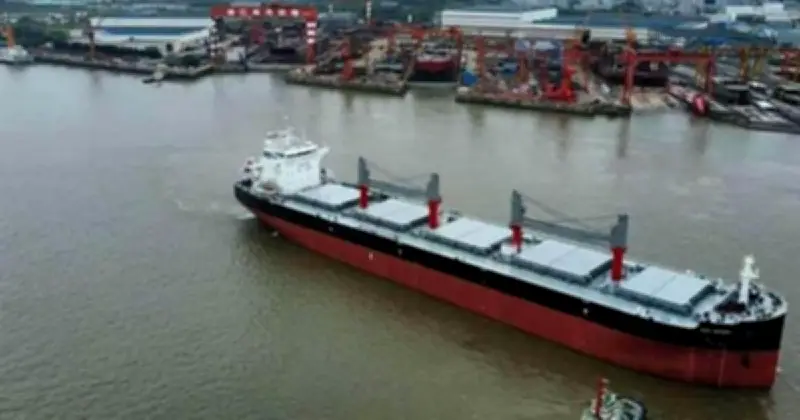 সৌদি আরব থেকে এক লাখ টন অপরিশোধিত তেল নিয়ে বাংলাদেশের উদ্দেশে রওনা দিয়েছে জাহাজ