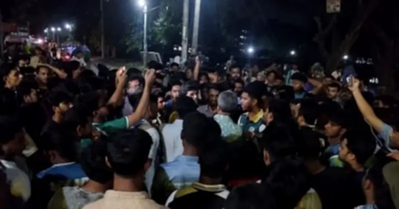 জাবিতে হালিমে মাছি নিয়ে উত্তেজনা: জাকসু নেতার বিরুদ্ধে কর্মচারীকে বাটি ছোড়ার অভিযোগ