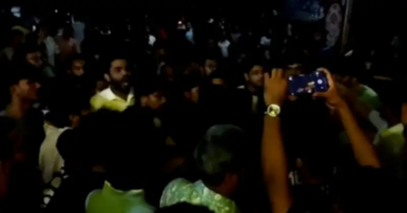 জাহাঙ্গীরনগর বিশ্ববিদ্যালয়ে হালিমে মাছি নিয়ে জাকসু নেতার হামলা, উত্তেজনায় ক্যাম্পাস