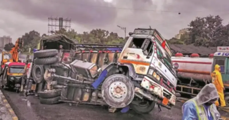 উত্তর প্রদেশে মালবাহী ট্রাকের ব্রেক বিকল, শিশুসহ ১১ জনের মর্মান্তিক মৃত্যু