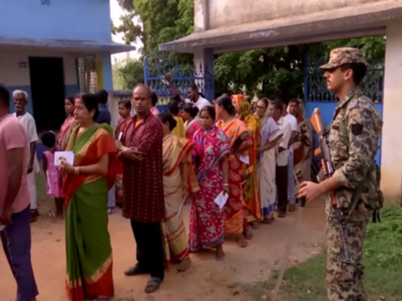 পশ্চিমবঙ্গে প্রথম দফার বিধানসভা নির্বাচনে ভোটগ্রহণ শুরু, ১৫২ আসনে প্রতিদ্বন্দ্বিতা ১,৪৭৮ প্রার্থীর