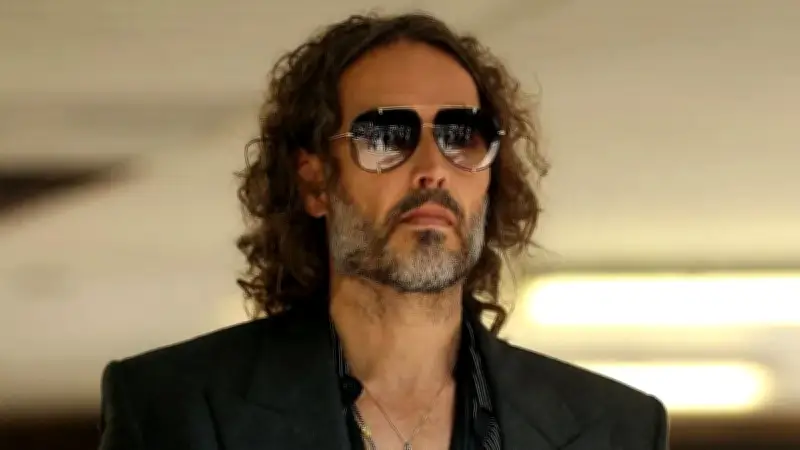 রাসেল ব্র্যান্ডের স্বীকারোক্তি: ১৬ বছর বয়সী কিশোরীর সঙ্গে সম্পর্ক নিয়ে বিতর্ক