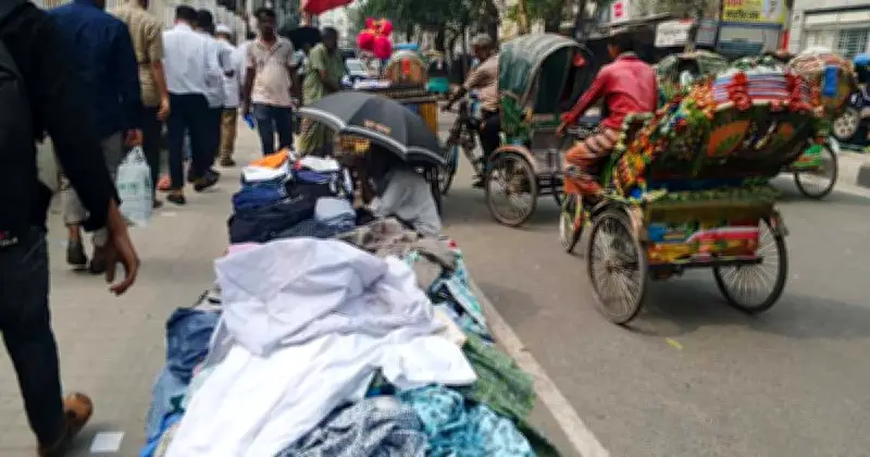 তাপপ্রবাহে বিপর্যস্ত রাজধানীর ফুটপাতের ব্যবসায়ী ও ভাসমান মানুষ