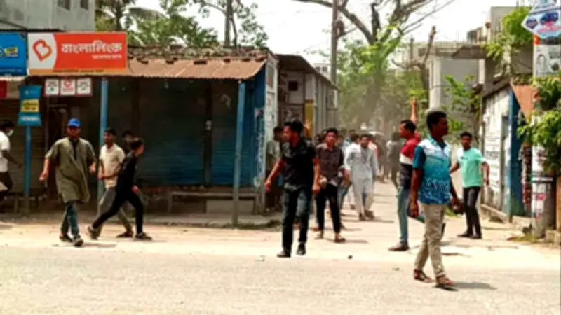 পাবনায় ছাত্রদল-শিবির সংঘর্ষ, ককটেল বিস্ফোরণ, গৃহবধূ ধর্ষণ মামলায় মৃত্যুদণ্ড