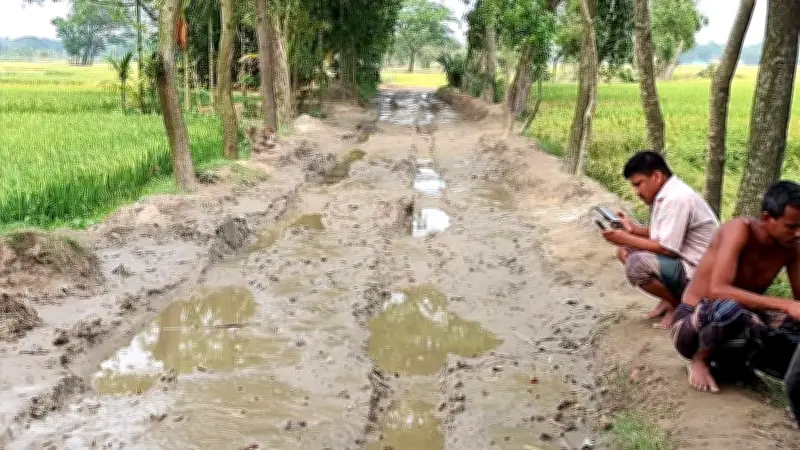 হাঁটু কাদায় ভোগান্তি চরমে, নিম্নমানের কাজের প্রতিবাদ করায় সড়ক নির্মাণ বন্ধ