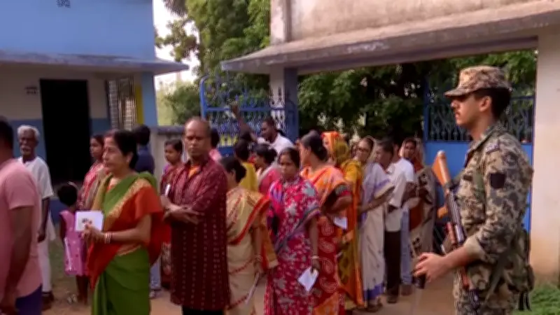 ভোটার তালিকা থেকে লাখ লাখ মানুষের নাম বাদ: পশ্চিমবঙ্গে গণতান্ত্রিক সংকট