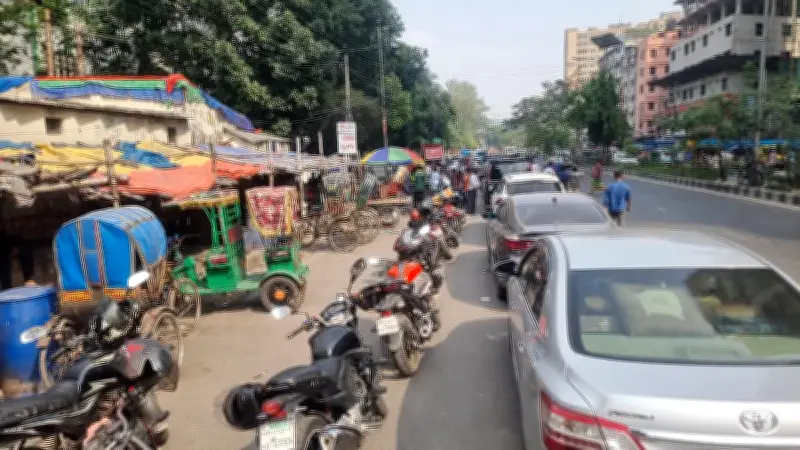 রাজধানীতে তেলের লাইন কমেছে, ভোগান্তি এখনও আছে