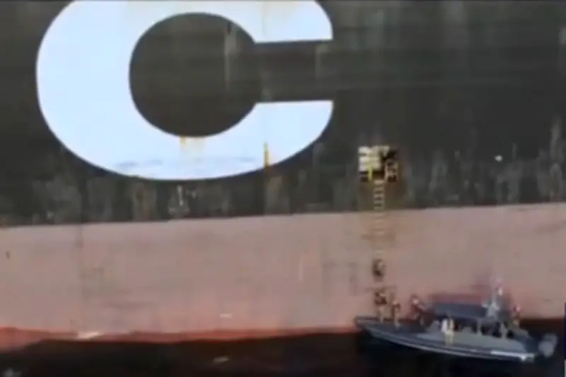 হরমুজ প্রণালিতে ভারতগামী জাহাজ আটকে দিল ইরান