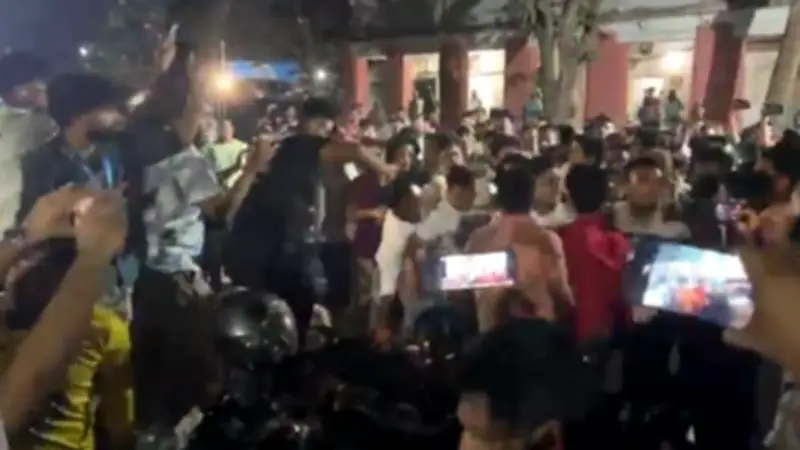 শাহবাগ থানায় ছাত্রদলের হামলা, যুবক আটক; ট্রাম্পের হুঁশিয়ারি
