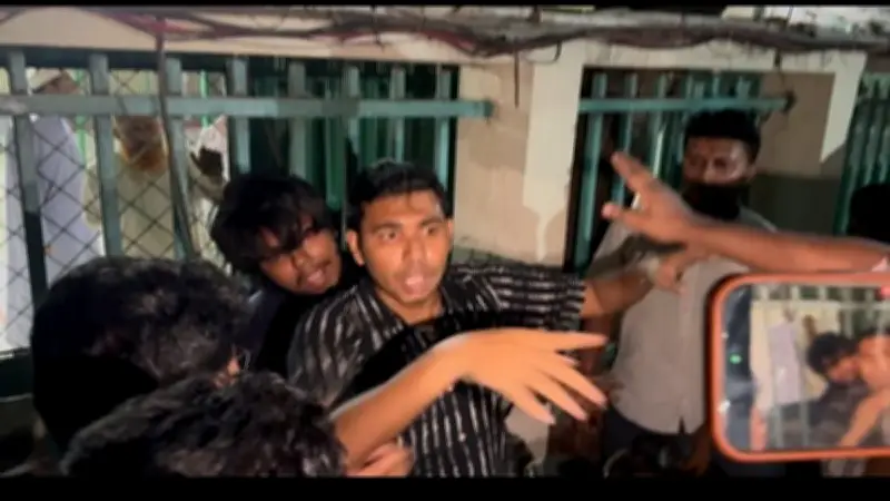 শাহবাগ থানার সামনে ডাকসু নেতার ওপর হামলার অভিযোগ