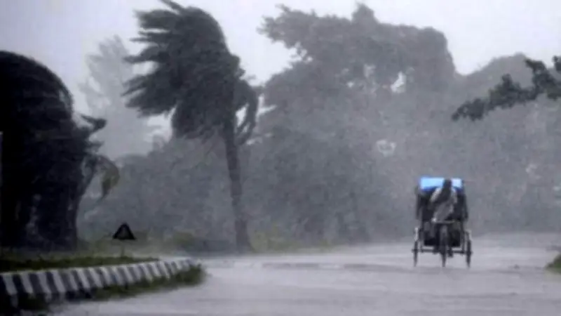 দুপুরের আগেই ঝড়-বৃষ্টির সম্ভাবনা, নদীবন্দরে সতর্ক সংকেত