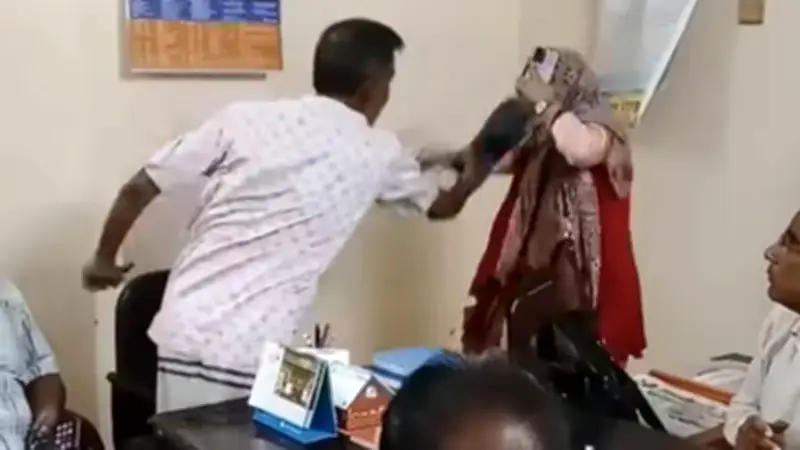 শিক্ষিকাকে জুতাপেটা করলেন বিএনপি নেতা: বিশ্ববিদ্যালয়ে উত্তেজনা