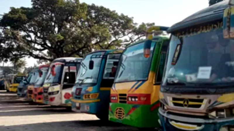 চাঁদাবাজি বন্ধের দাবিতে চাঁপাইনবাবগঞ্জে বাস চলাচল বন্ধ, যাত্রীরা ভোগান্তিতে