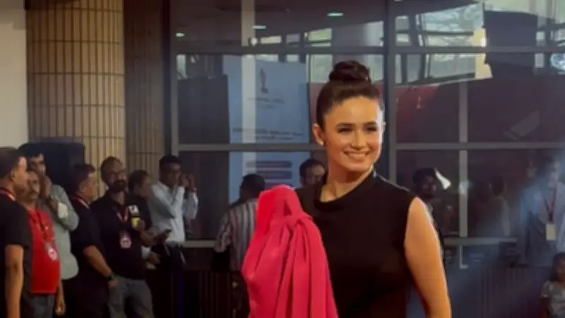 কালো বডিকনে মেরিল প্রথম আলো পুরস্কারে ঐশী